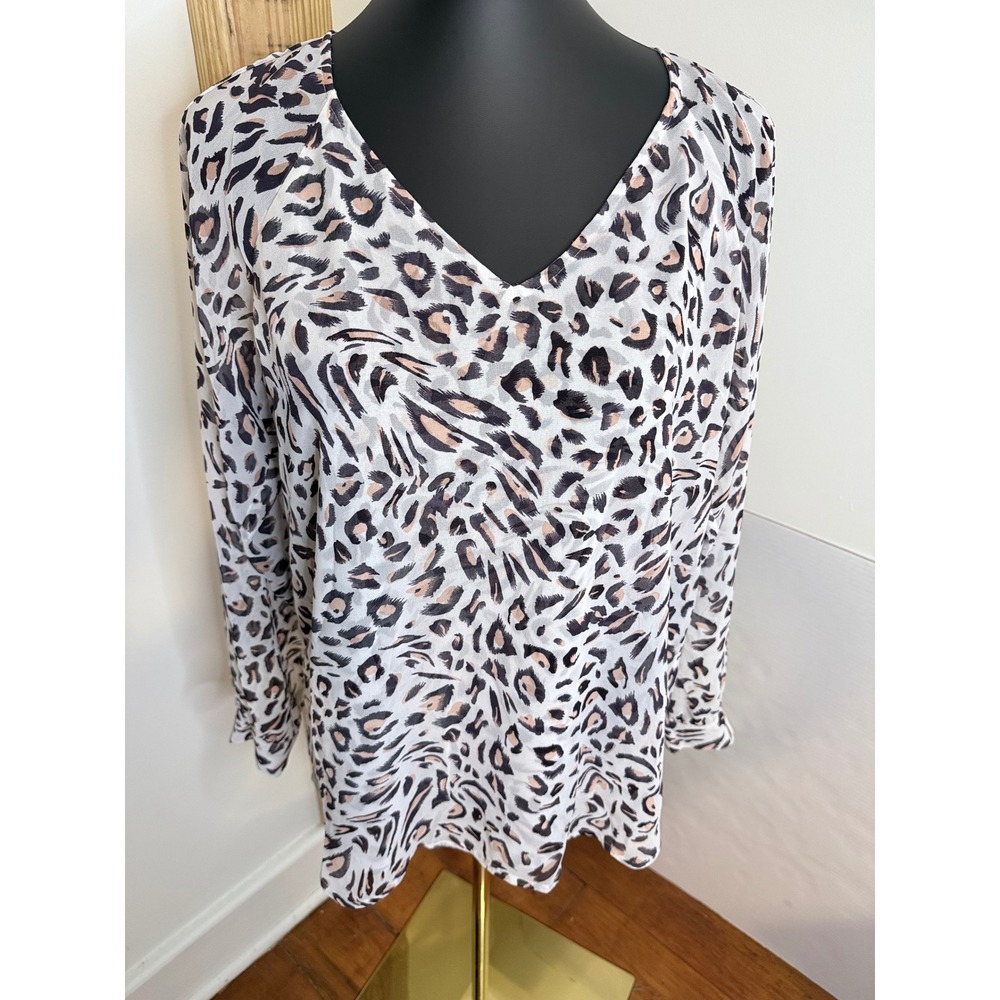CAbi Leopard Print V-Neck Blouse Womens Small‎ 3/4 Sleeve Animal Print